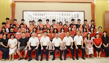 暖心護(hù)航夢(mèng)想，共赴青春新程 ▏廣東霸王花集團(tuán)舉行2025年員工子女高考獎(jiǎng)學(xué)金發(fā)放儀式